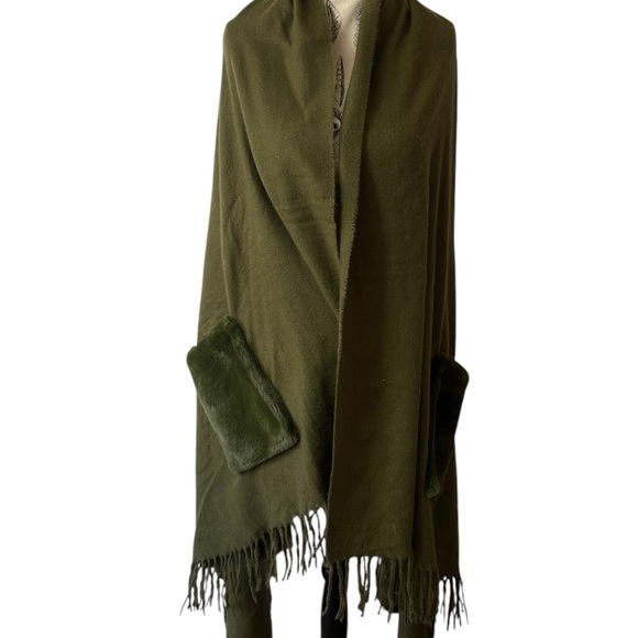 Summer and Rose Pocketed Poncho - Picture 3 of 4